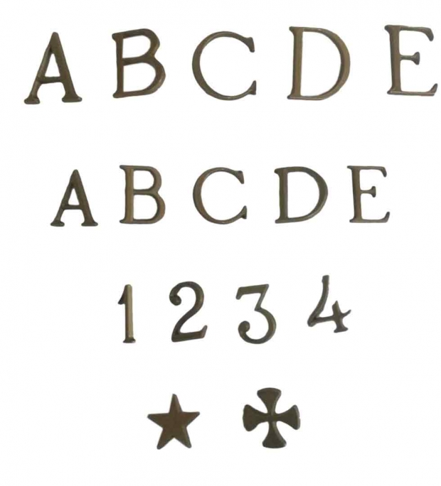 Inscripciones con letras de bronce