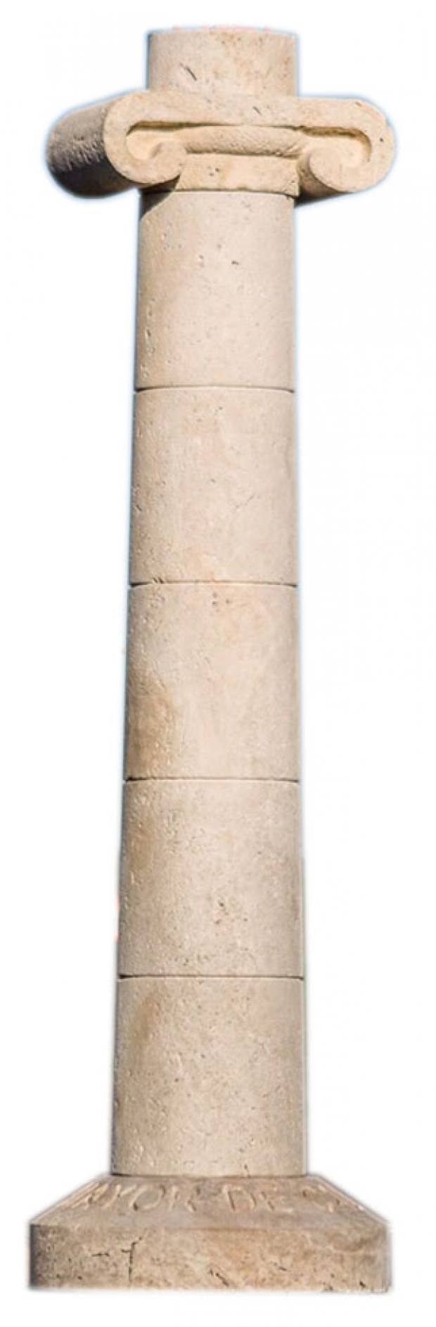 Columna con diseño personalizado en travertino olivillo